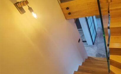 Stopnie z podstopniami na beton oraz szklanymi balustradami