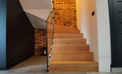 Stopnie z podstopniami na beton oraz szklanymi balustradami