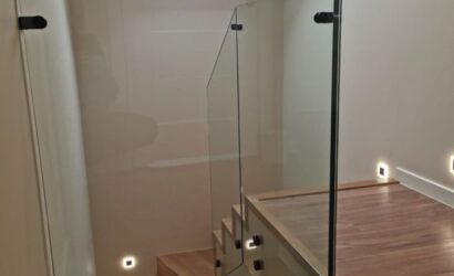 Stopnie z podstopniami na beton oraz szklanymi balustradami