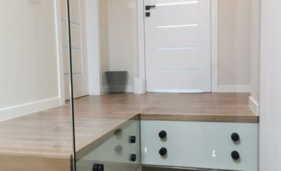 Stopnie z podstopniami na beton oraz szklanymi balustradami