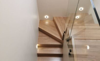 Stopnie z podstopniami na beton oraz szklanymi balustradami