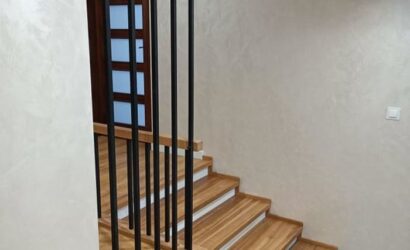 Stopnie z podstopniami na beton oraz metalowymi balustradami