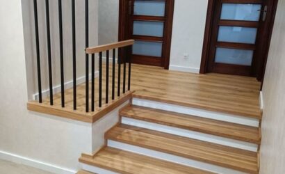 Stopnie z podstopniami na beton oraz metalowymi balustradami