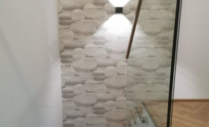 Stopnie z podstopniami na beton oraz szklanymi balustradami