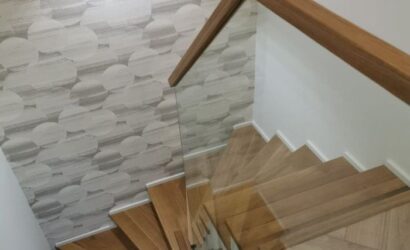 Schody na beton ze szklanymi balustradami