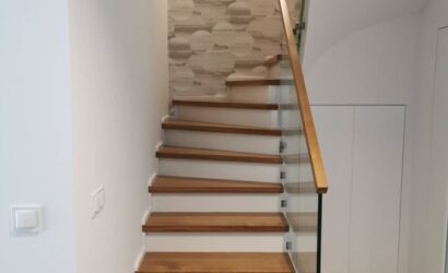 Stopnie z podstopniami na beton oraz szklanymi balustradami