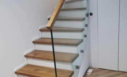 Schody na beton ze szklanymi balustradami