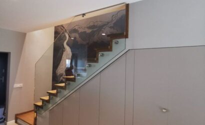 Stopnie z podstopniami na beton oraz szklanymi balustradami