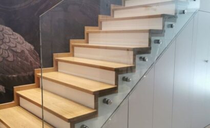 Schody na beton ze szklanymi balustradami