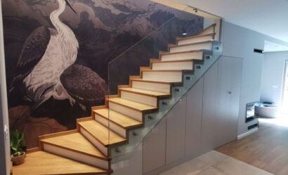 Stopnie z podstopniami na beton oraz szklanymi balustradami