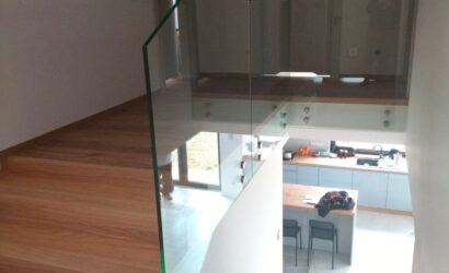 Stopnie z podstopniami na beton oraz szklanymi balustradami