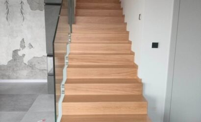 Stopnie z podstopniami na beton oraz szklanymi balustradami