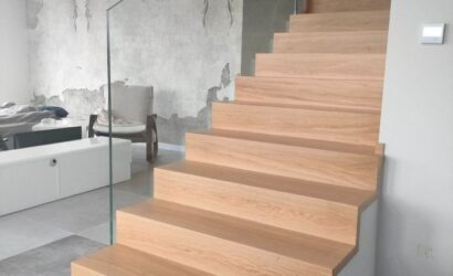 Stopnie z podstopniami na beton oraz szklanymi balustradami