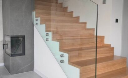 Stopnie z podstopniami na beton oraz szklanymi balustradami