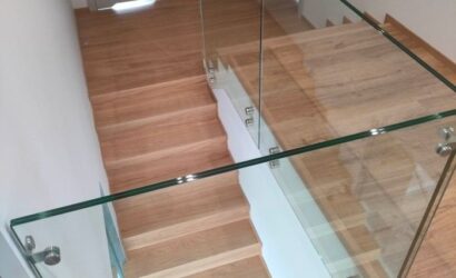 Stopnie z podstopniami na beton oraz szklanymi balustradami