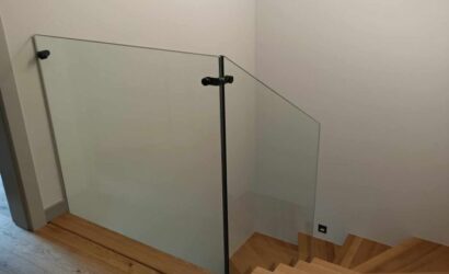 Stopnie z podstopniami na beton oraz szklanymi balustradami