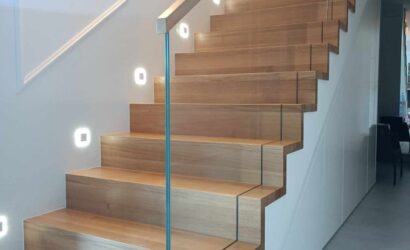 Schody na beton ze szklanymi balustradami