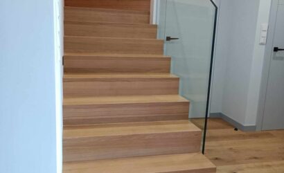 Stopnie z podstopniami na beton oraz szklanymi balustradami