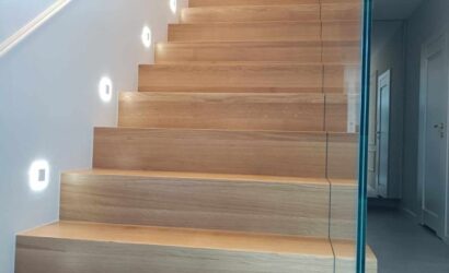 Stopnie z podstopniami na beton oraz szklanymi balustradami