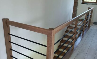 Stopnie z podstopniami na beton oraz metalowymi balustradami