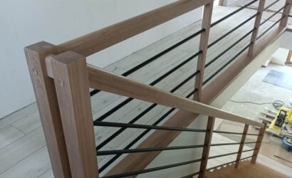 Stopnie z podstopniami na beton oraz metalowymi balustradami