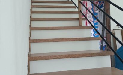 Stopnie z podstopniami na beton oraz metalowymi balustradami