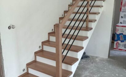 Stopnie z podstopniami na beton oraz metalowymi balustradami