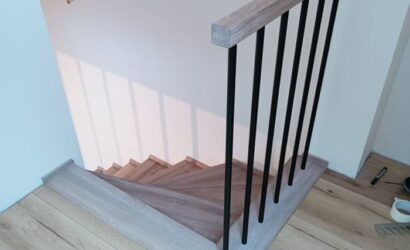 Stopnie z podstopniami na beton oraz metalowymi balustradami