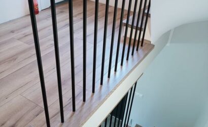 Stopnie z podstopniami na beton oraz metalowymi balustradami