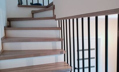 Stopnie z podstopniami na beton oraz metalowymi balustradami