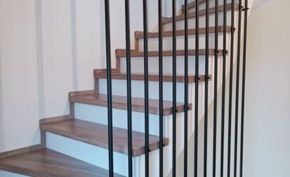 Stopnie z podstopniami na beton oraz metalowymi balustradami