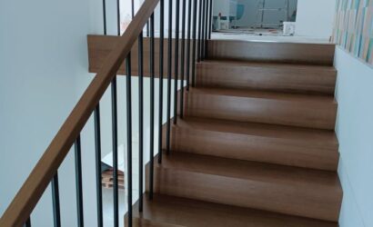 Schody na beton z metalowymi balustradami