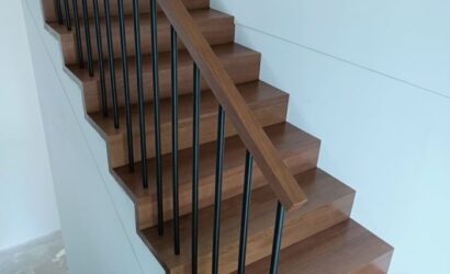 Stopnie z podstopniami na beton oraz drewnianymi balustradami