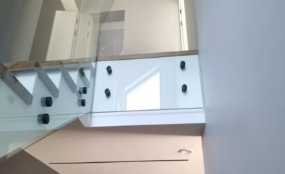 Stopnie z podstopniami na beton oraz szklanymi balustradami