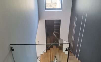 Stopnie z podstopniami na beton oraz szklanymi balustradami