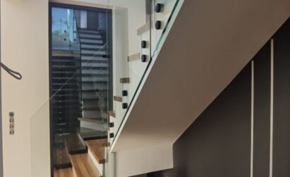 Stopnie z podstopniami na beton oraz szklanymi balustradami