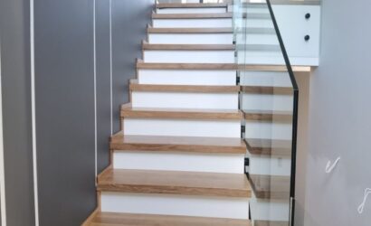 Stopnie z podstopniami na beton oraz szklanymi balustradami