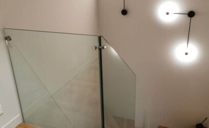 Stopnie z podstopniami na beton oraz szklanymi balustradami