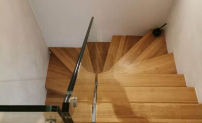 Stopnie z podstopniami na beton oraz szklanymi balustradami