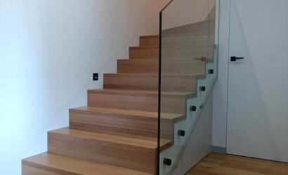 Stopnie z podstopniami na beton oraz szklanymi balustradami