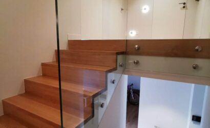 Stopnie z podstopniami na beton oraz szklanymi balustradami