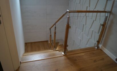 Stopnie z podstopniami na beton oraz szklanymi balustradami