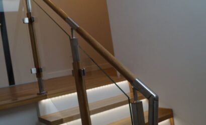 Schody na beton ze szklanymi balustradami