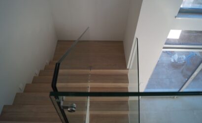 Stopnie z podstopniami na beton oraz szklanymi balustradami