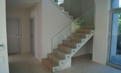 Stopnie z podstopniami na beton oraz szklanymi balustradami