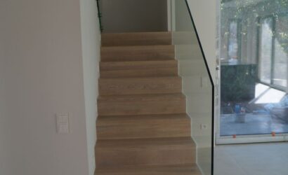 Stopnie z podstopniami na beton oraz szklanymi balustradami