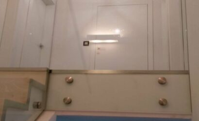 Stopnie z podstopniami na beton oraz szklanymi balustradami