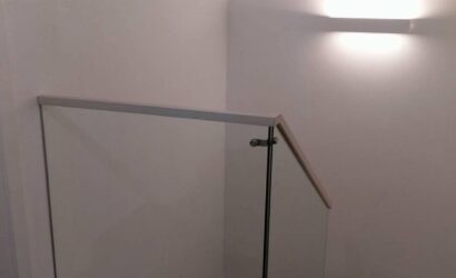 Stopnie z podstopniami na beton oraz szklanymi balustradami