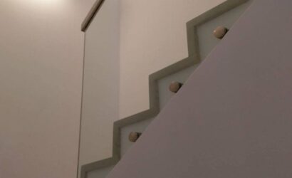 Stopnie z podstopniami na beton oraz szklanymi balustradami