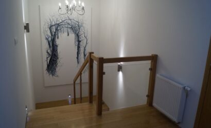 Stopnie z podstopniami na beton oraz szklanymi balustradami